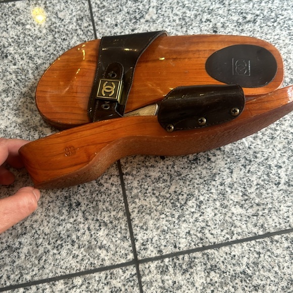 CHANEL black patent leather "Dr. Scholl's" style wooden slides. - Picture 4 of 7